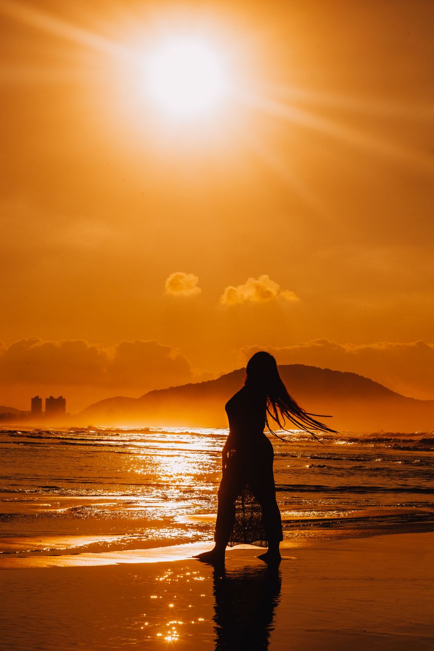 Femme en bikini au bord de la piscine