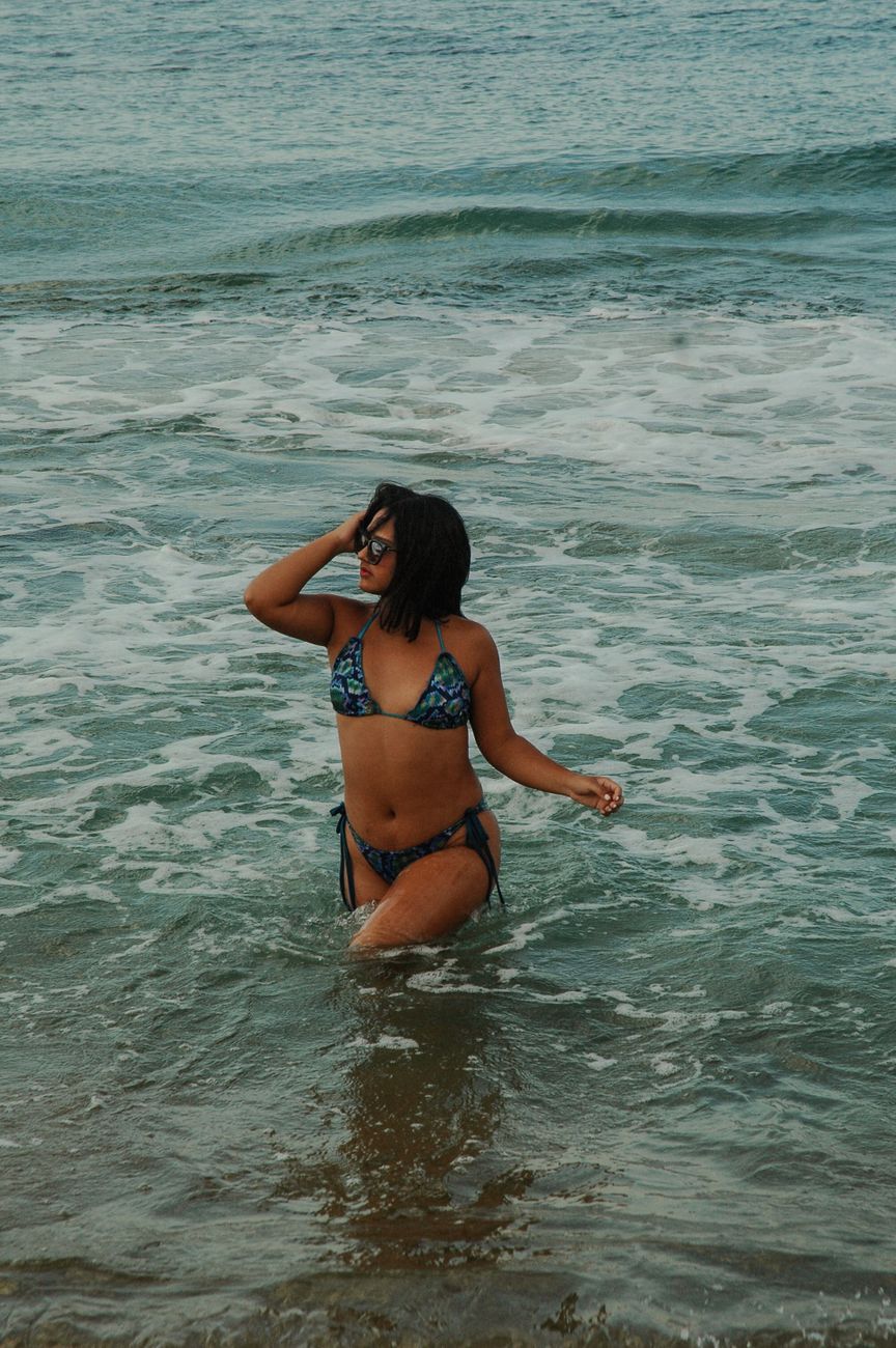 Femme en bikini au bord de la piscine