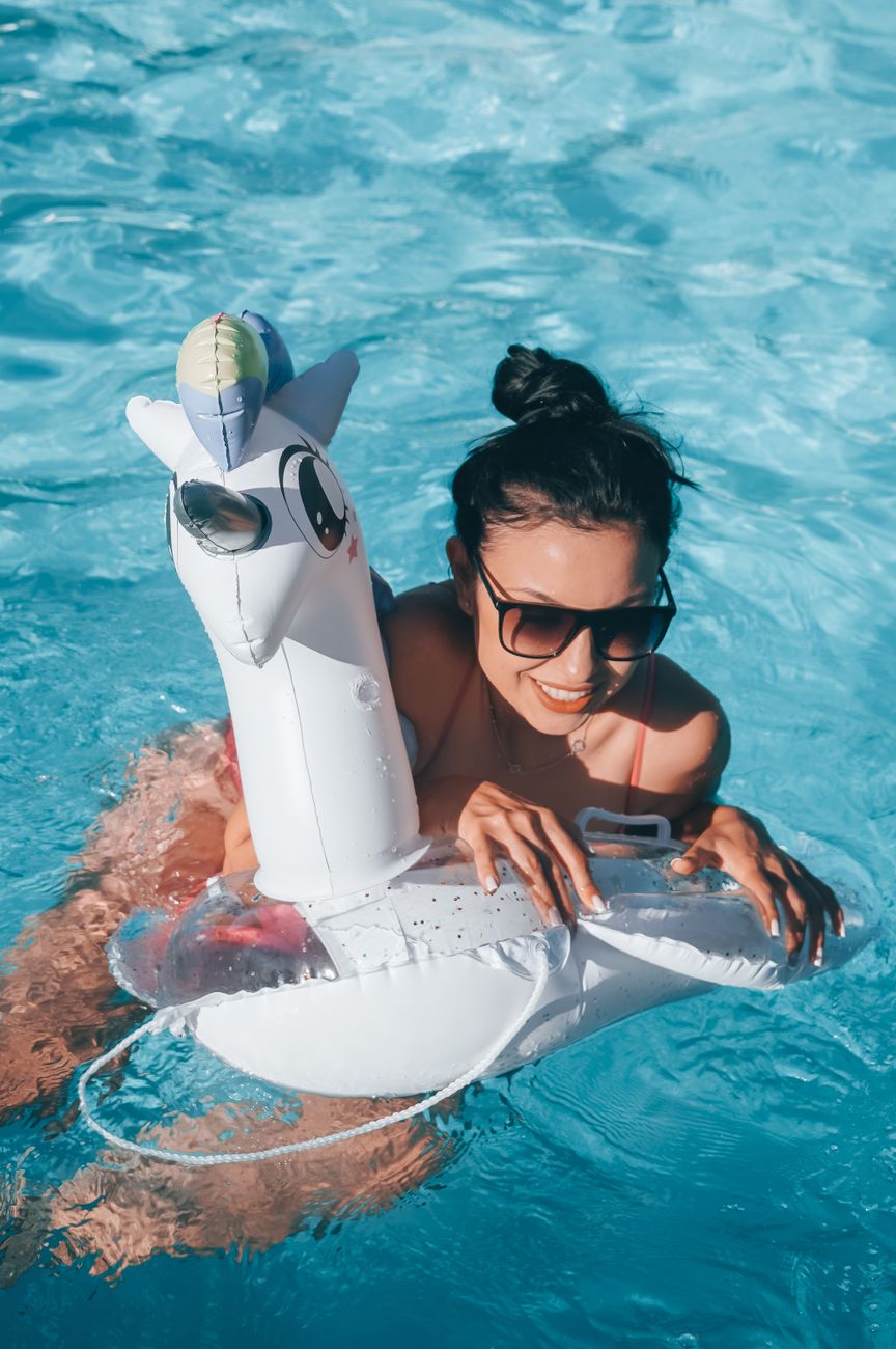 Femme en bikini au bord de la piscine