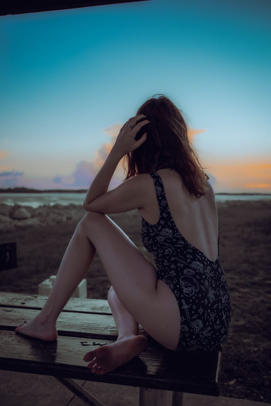 Femme en bikini au bord de la piscine