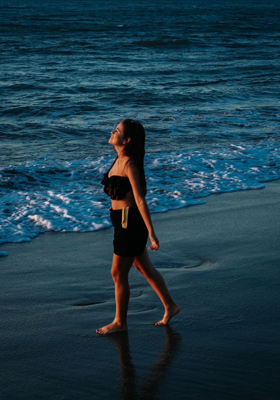Femme en bikini au bord de la piscine