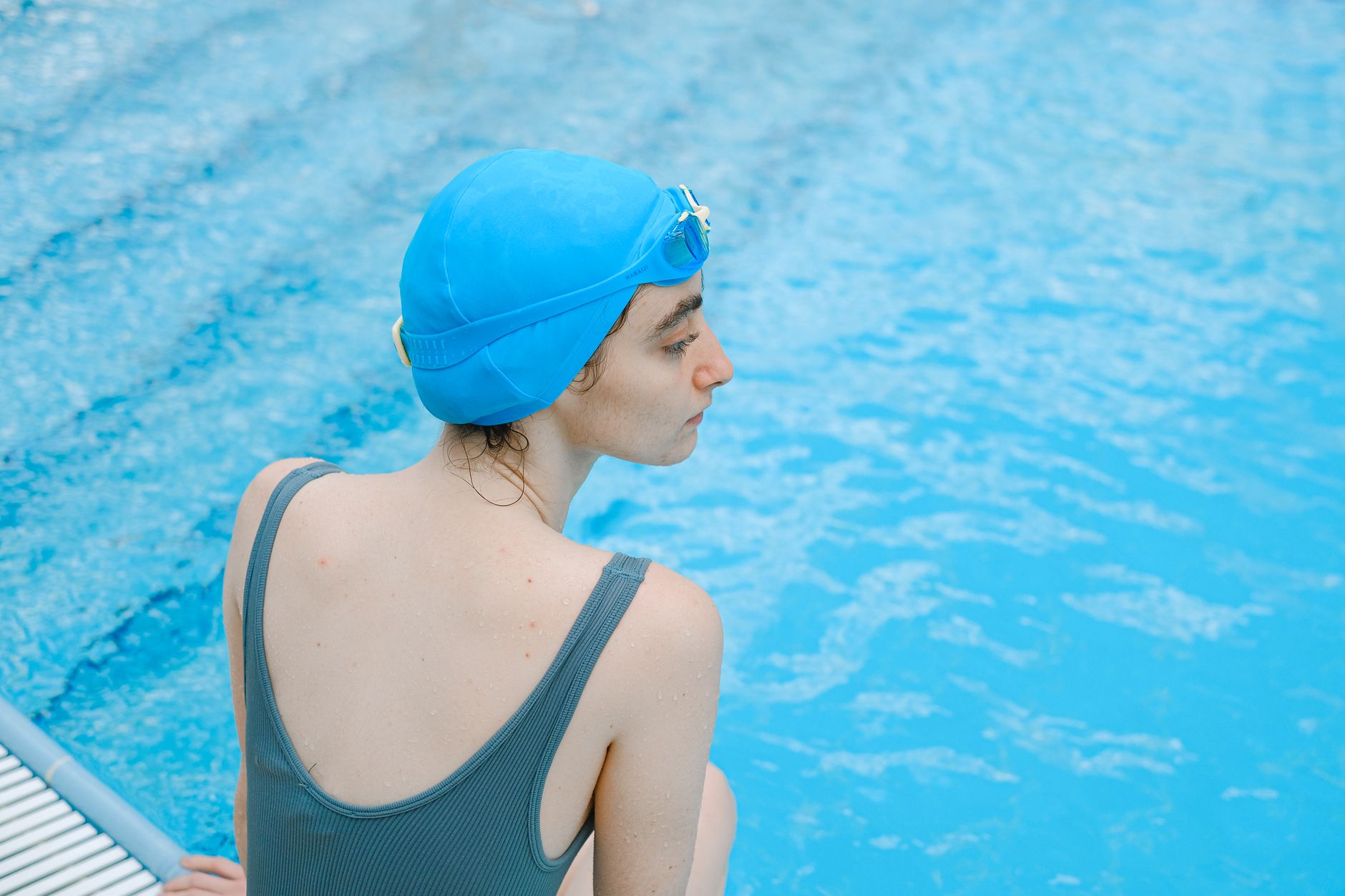 Femme en bikini au bord de la piscine