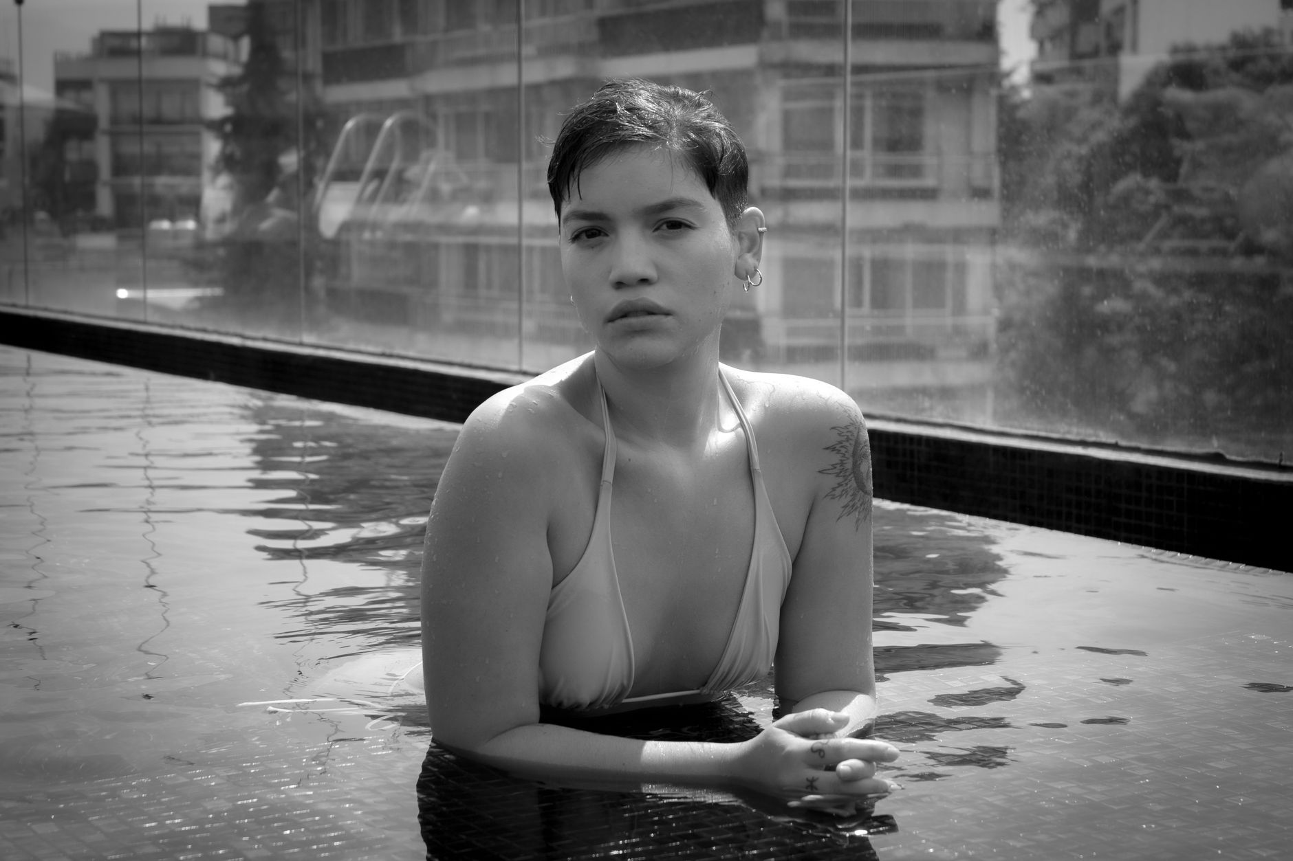 Femme en bikini au bord de la piscine