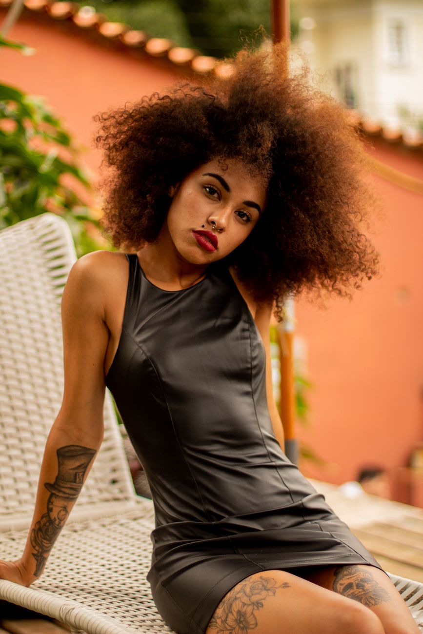 Jeune femme séduisante